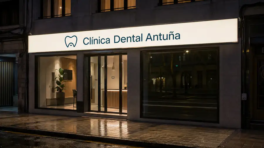 Cajón de luz de una clínica dental encendido de noche en Oviedo, fabricado por Pingraf