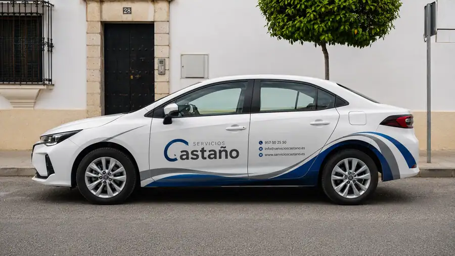 Coche turismo rotulado por Pingraf, lateral completo