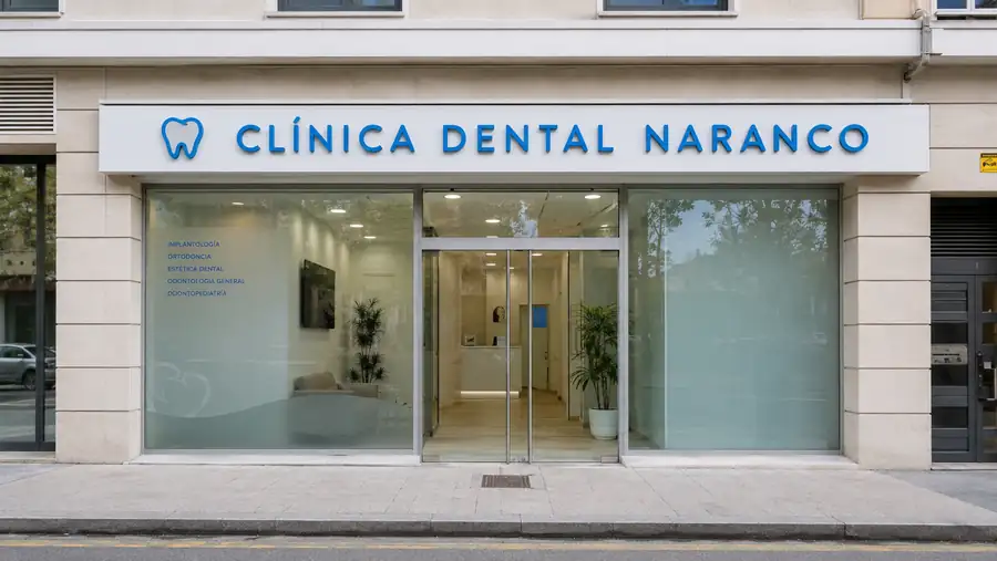 Rótulo de fachada de Clínica Dental Naranco fabricado e instalado por Pingraf en Asturias