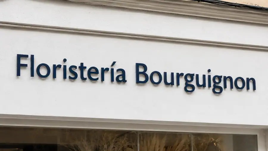 Letras corpóreas de PVC en la fachada de una floristería