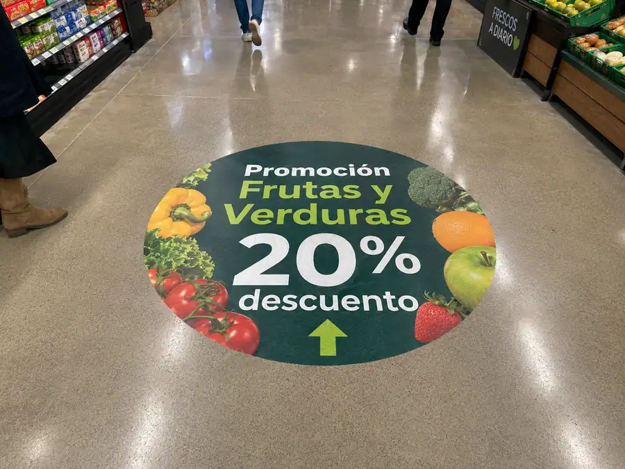 Vinilo de suelo antideslizante señalizando un pasillo de supermercado