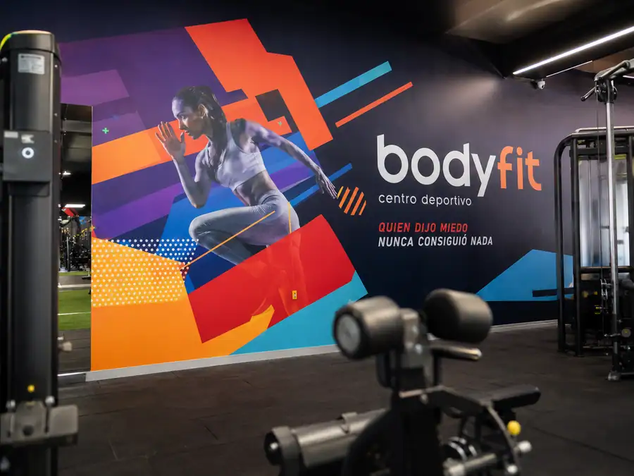 Vinilo impreso a todo color decorando la pared de un gimnasio