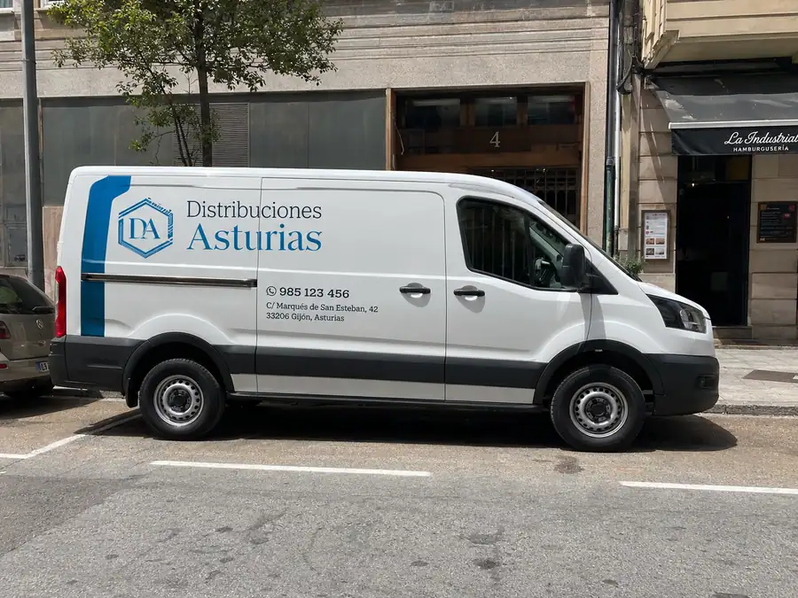 Furgoneta con rotulación parcial de vinilo de Distribuciones Asturias
